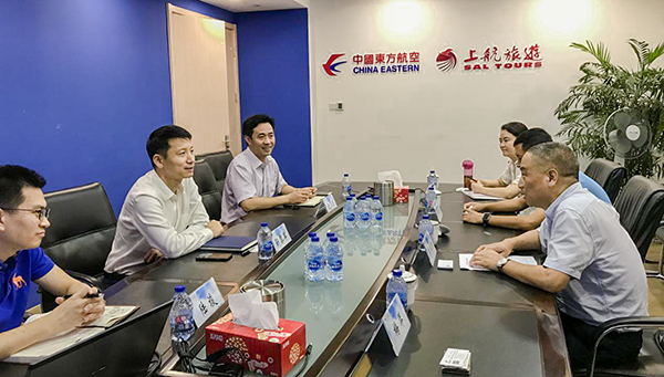 7月9日，集團(tuán)公司董事長(zhǎng)李漢東、副總經(jīng)理龔勇一行前往上航假期國(guó)際旅行社總部，拜訪上航假期總經(jīng)理靳黎軍，雙方就下一步開(kāi)展更加深入的合作進(jìn)行了洽談。市場(chǎng)營(yíng)銷(xiāo)部、經(jīng)營(yíng)管理部相關(guān)負(fù)責(zé)人陪同參加。.png