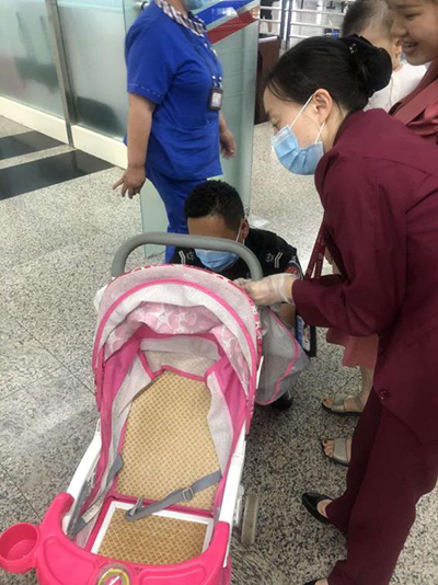 圖片1.png“真情服務”是讓旅客更加安心、放心、舒心的出行。行查室作為部門進港服務的最后一個環(huán)節(jié)，在日常工作中也很注重服務細節(jié)。6月10日，行查室工作人員幫助旅客打開嬰兒車，為她排憂解難。.png