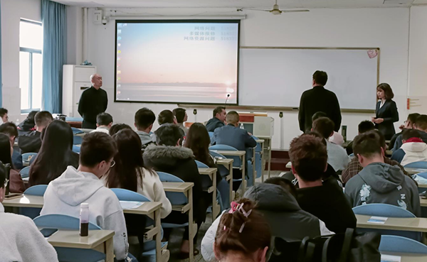 綿陽機場“獵才行動”：走進(jìn)高校 職等你來.png