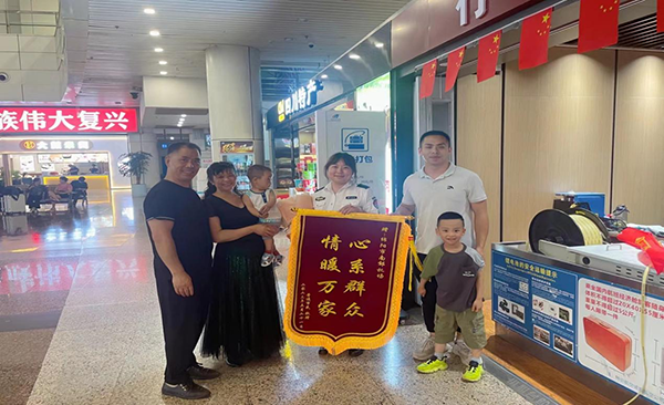心系群眾，情暖萬家—— 綿陽機(jī)場安檢站暖心服務(wù)獲錦旗.png